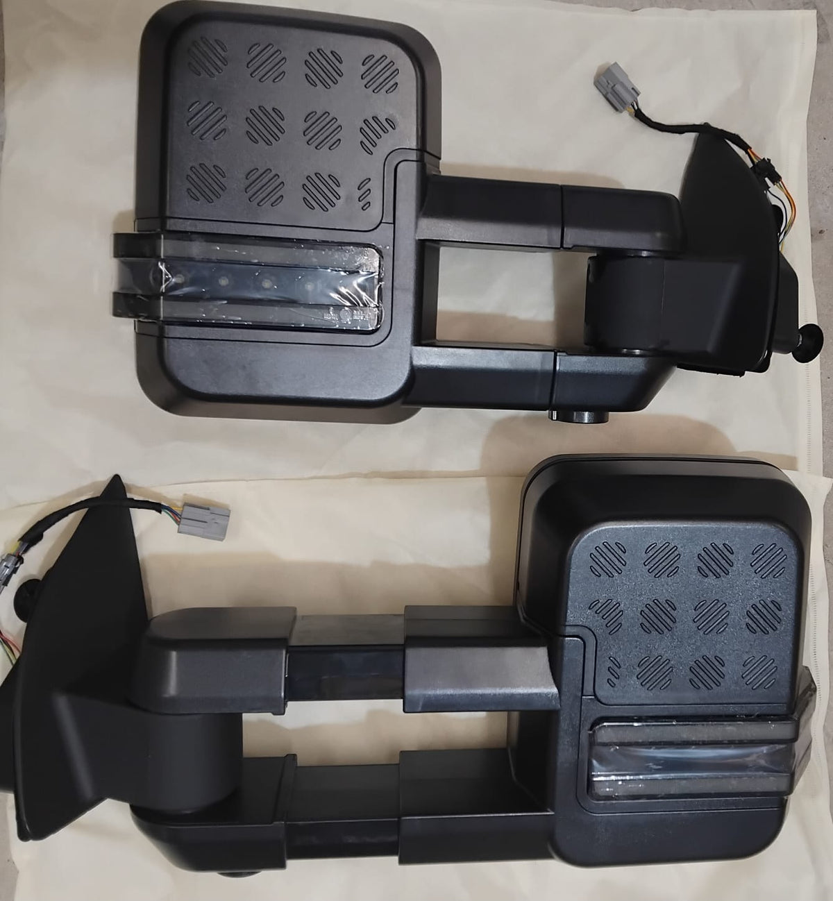 Ford Ranger 2012-22/Everest 2016-22 Electric Extended Towing mirrors with DRL and Indicators x2