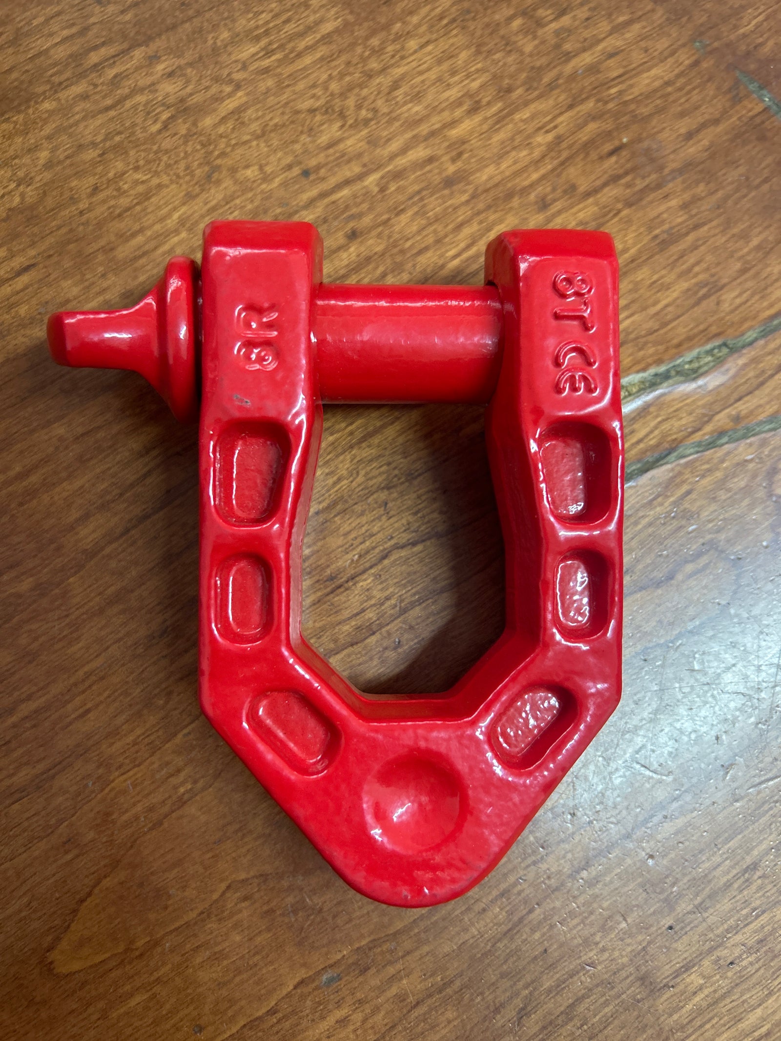 Heavy duty D-shackle Red