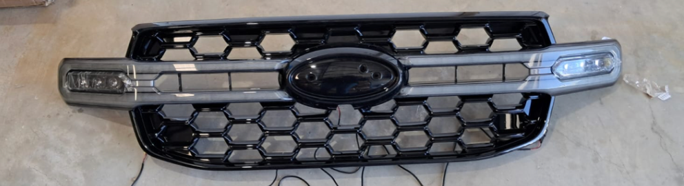 Ford Ranger Next Gen T9(2023+) Centre Bar LED with side indicator LED Gloss Black Grill