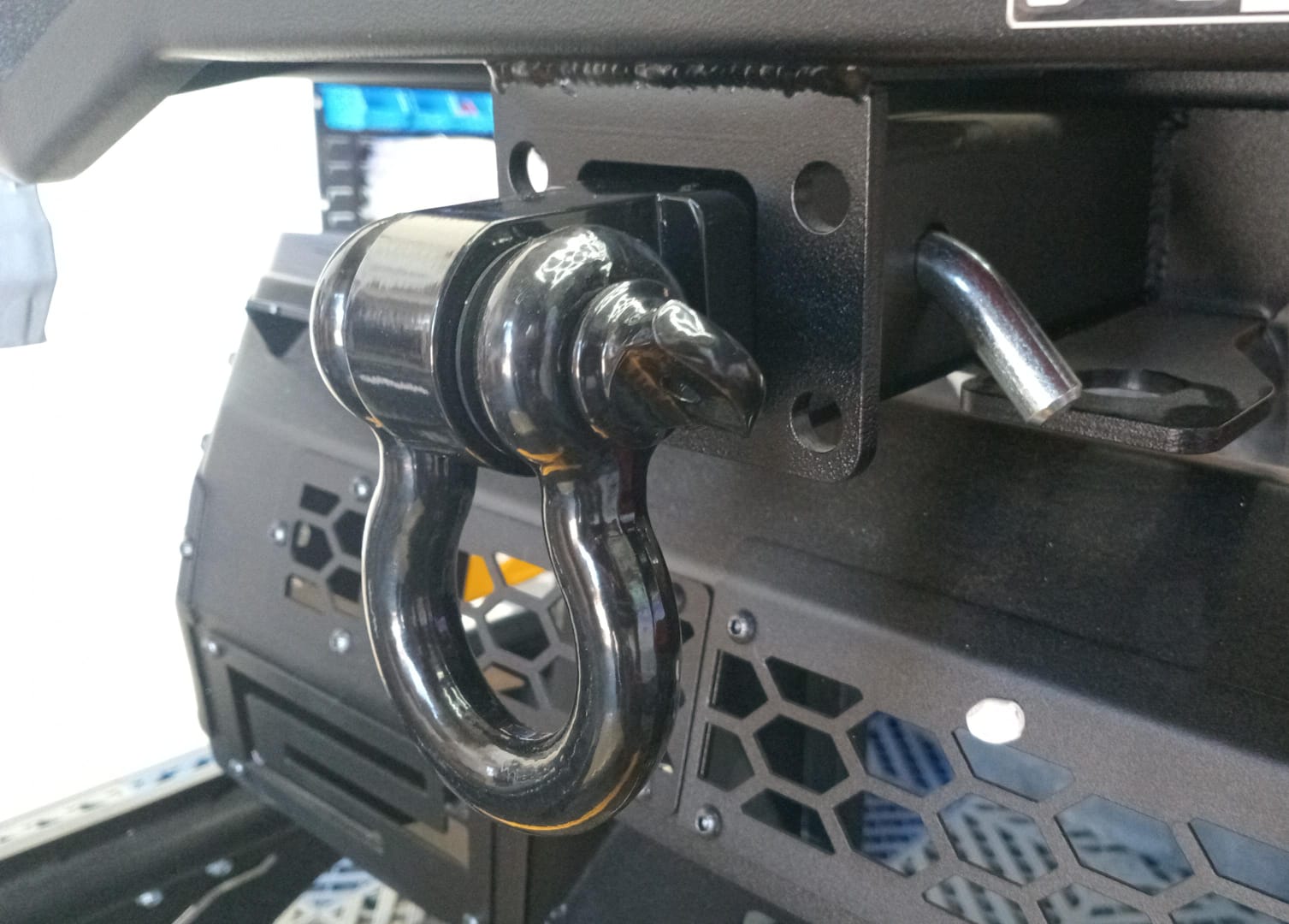 Shackle Hitch Receiver With D-Ring -Black