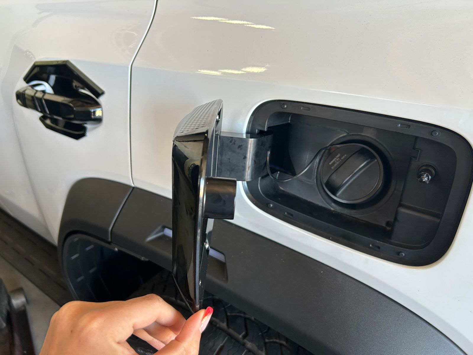 Jetour T2 2025 Glass Fuel Flap