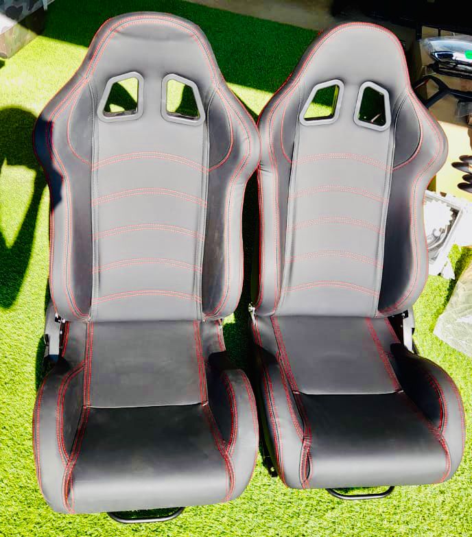 Universal Seats Black With Red Red Strips